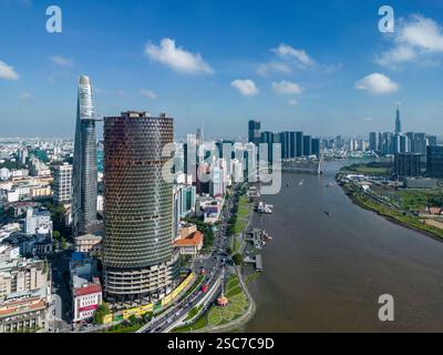 Veduta aerea di un alto edificio in costruzione (in piedi come rovina dal 2013) con la Bitexco Financial Tower (a sinistra), il fiume Saigon e t Foto Stock