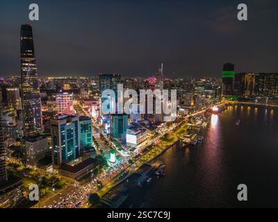 Vista aerea del traffico nelle ore di punta lungo il fiume Saigon con grattacieli nel centro cittadino Distretto 1 di notte, Quan 4, ho chi Minh City, Vietnam, Asia Foto Stock