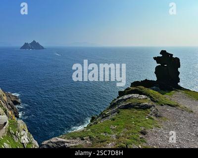 Rock su Michael Skellig Island utilizzato per l'addestramento della sciabola leggera Reys in Star Wars 8 con Little Skellig in lontananza. Foto Stock