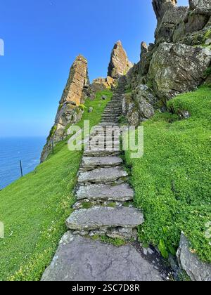 Gradini che portano dal molo di sbarco alla cima di Skellig Michael, contea di Kerry, Irlanda. Foto Stock