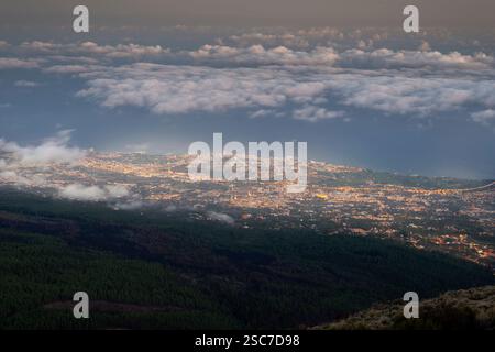 Vista notturna dal Parco Nazionale del Teide, dal Parque Nacional del Teide, all'Orotava illuminata, Puerto de la Cruz e alle nuvole di vento sul fiume Atlan Foto Stock