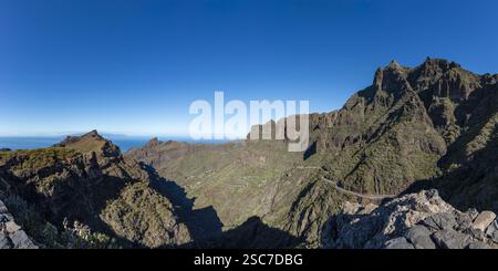 Il villaggio di montagna di Masca circondato da formazioni rocciose vulcaniche e dalla gola di Masca, Barranco de Masca, Monti Teno, Tenerife, Isole Canarie, Foto Stock