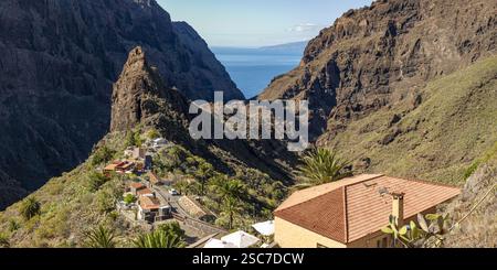 Il villaggio di montagna di Masca circondato da formazioni rocciose vulcaniche e dalla gola di Masca, Barranco de Masca, Monti Teno, Tenerife, Isole Canarie, Foto Stock