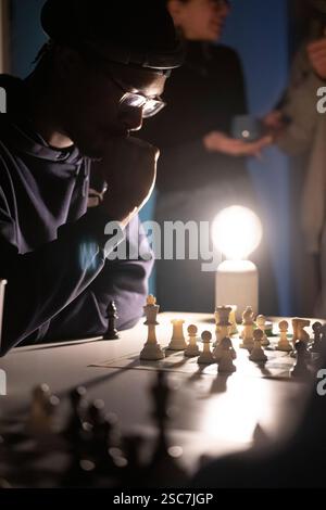 Giocatore concentrato, profondamente pensato, che pianifica una partita di scacchi. Foto Stock