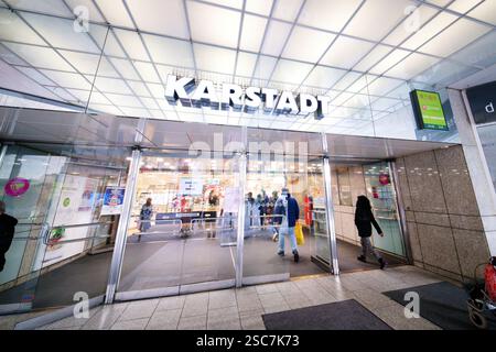 Colonia, Germania gennaio 31 2025: Ingresso illuminato a un grande magazzino Karstadt nel centro di Colonia Foto Stock