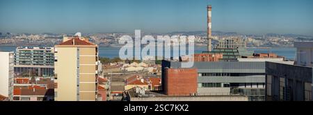 Immagine panoramica aerea della città di lisbona e del fiume tago dalla zona industriale di ​​Barreiro-Portogallo. Foto Stock