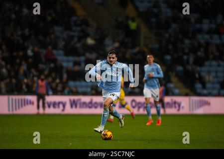 Liam Kitching del Coventry City dribbla con il pallone durante la partita del campionato EFL tra Coventry City e Leeds United Foto Stock