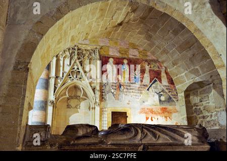 Effigie supina del vescovo Henri de Severy con pittura murale di fondo dell'inizio del XV secolo sulla parete nord del coro, chiesa di Romainmo Foto Stock