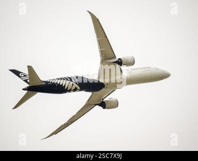 Auckland, nuova Zelanda - 1 febbraio 2025: Vista ad angolo basso dell'Air New Zealand ZK-NZJ Boeing 787-9 Dreamliner che sorvola il cielo di Auckland. Foto Stock