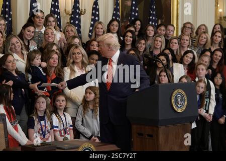 Washington, Stati Uniti. 5 febbraio 2025. Il presidente DEGLI STATI UNITI Donald Trump fa alcune osservazioni durante l'evento Signs No Men in Women's Sports Executive Order presso East Room/Casa Bianca. Credito: SOPA Images Limited/Alamy Live News Foto Stock