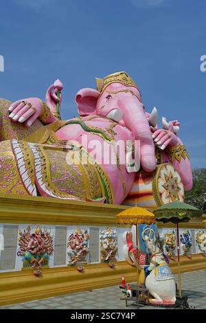 Primo piano della divinità indù sdraiata Ganesha a Wat Saman Ratanaram, Chachoengsao, con pannello a bassorilievo inferiore che raffigura le sue diverse manifestazioni Foto Stock