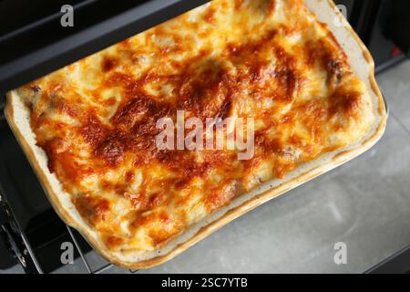 Piatto da forno con deliziose lasagne cotte nel forno, vista dall'alto Foto Stock
