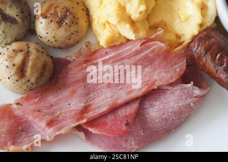 Delizioso piatto per la colazione con prosciutto e uova strapazzate Foto Stock