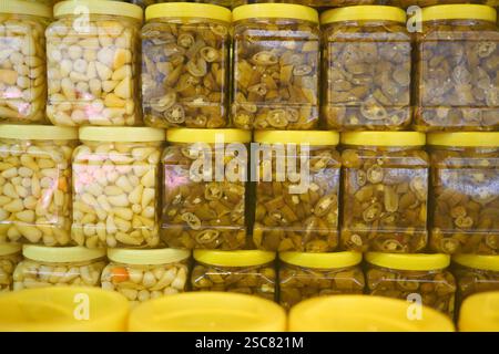 Colorate vasetti di frutta e verdura conservate al mercato Foto Stock