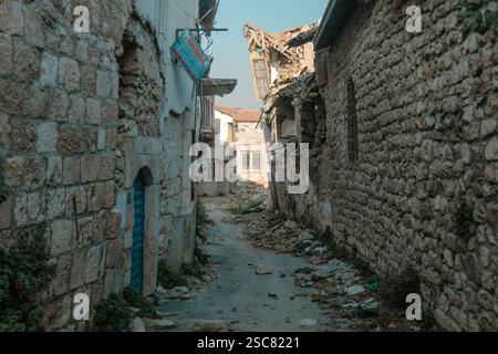 Antakya, Turchia. 5 febbraio 2025. Numerosi edifici storici sono stati colpiti dal terremoto nella città vecchia. I terremoti del 6 febbraio 2023 hanno ucciso più di 50.000 persone in Turchia e Siria e hanno anche lasciato centinaia di migliaia di senzatetto. (Foto di Nicholas Muller/SOPA Images/Sipa USA) credito: SIPA USA/Alamy Live News Foto Stock