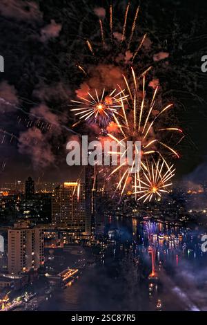 Spettacolo di fuochi d'artificio, Capodanno, sopra il fiume Chao Phraya, Bangkok, Thailandia Foto Stock