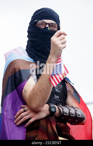 Austin, Texas, Stati Uniti. 5 febbraio 2025. Un membro della comunità Trans detiene una piccola bandiera americana a simboleggiare il fatto che è sotto pressione durante una protesta sponsorizzata nel 50501 da Trump al Campidoglio dello Stato del Texas ad Austin, Texas, mercoledì. (Credit Image: © Jaime Carrero/ZUMA Press Wire) SOLO PER USO EDITORIALE! Non per USO commerciale! Foto Stock
