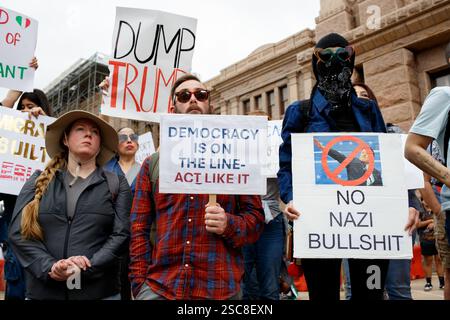 Austin, Texas, Stati Uniti. 5 febbraio 2025. I manifestanti hanno manifestato segni contro le politiche dell'amministrazione Trump contro immigrati, donne, POC e la comunità Gay/LGQT durante la protesta al Campidoglio dello Stato del Texas ad Austin, Texas, mercoledì. (Credit Image: © Jaime Carrero/ZUMA Press Wire) SOLO PER USO EDITORIALE! Non per USO commerciale! Foto Stock