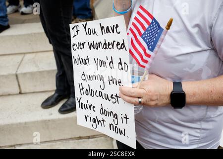 Austin, Texas, Stati Uniti. 5 febbraio 2025. Un segno fa riferimento all'apatia che ha contribuito all'ascesa del fascismo e al conseguente Olocausto durante la protesta sponsorizzata nel 50501 al Campidoglio dello Stato del Texas ad Austin in Texas che ha coinciso con le proteste in tutti i 50 Capitoli di Stato. (Credit Image: © Jaime Carrero/ZUMA Press Wire) SOLO PER USO EDITORIALE! Non per USO commerciale! Foto Stock