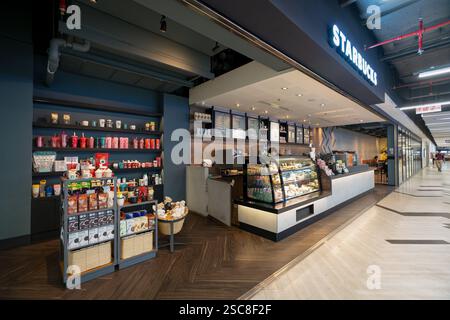 Bangkok, Thailandia - 24 gennaio 2020: Una varietà di prodotti esposti presso Starbucks Coffee, tra cui caffè confezionato, tazze e merchandising. Foto Stock