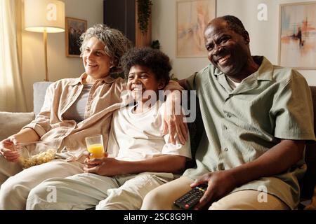 Ritratto di una famiglia multigenerazionale sorridente che si rilassa insieme Foto Stock
