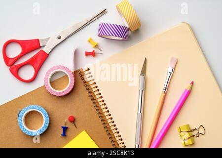 Creazione di strumenti e forniture disposti su uno spazio di lavoro per progetti creativi e organizzazione Foto Stock