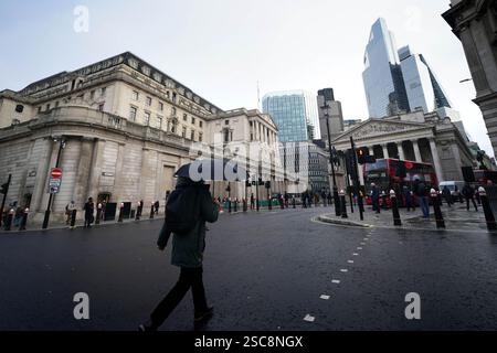 Foto del file datata 14/12/23 della Banca d'Inghilterra nella City di Londra. Si prevede che il costo del prestito scenderà al suo punto più basso in oltre 18 mesi. Gli economisti senior della Banca d'Inghilterra annunceranno più tardi giovedì se stanno tagliando il tasso di interesse di base del Regno Unito, che attualmente si attesta al 4,75%. La maggior parte degli esperti prevede una riduzione di un quarto di punto al 4,5%, continuando con una serie di tagli iniziati la scorsa estate. Data di pubblicazione: Giovedì 6 febbraio 2025. Foto Stock