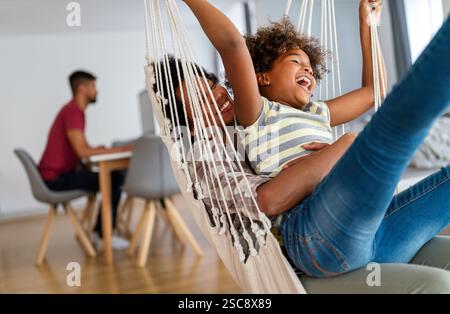 Ritratto di madre africana che si abbraccia con sua figlia, si gode un momento d'amore, si diverte insieme Foto Stock