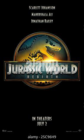 Jurassic World Rebirth (2025) diretto da Gareth Edwards e interpretato da Scarlett Johansson, Mahershala Ali e Jonathan Bailey. Una squadra segreta si avventura in un territorio pericoloso per estrarre DNA da enormi dinosauri per la ricerca medica. SOLO PER USO EDITORIALE del poster teaser STATUNITENSE. Crediti: BFA / Universal Pictures Foto Stock