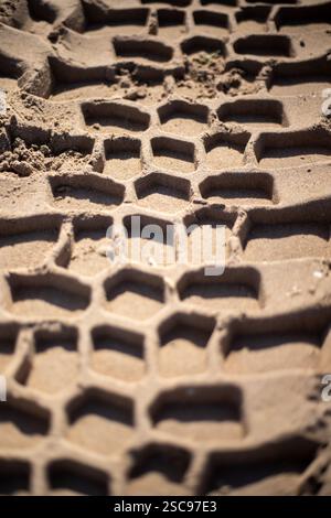 Tracce di pneumatici sulla sabbia Foto Stock