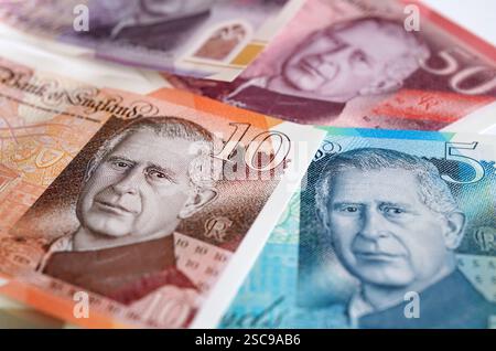 Foto del file datata 20/08/24 con una vista di banconote da £5, £10, £20 e £50. Allianz UK ha dichiarato di aver scoperto 90 frodi al giorno del valore di 430.000 sterline, tipicamente l'anno scorso. Data di pubblicazione: Giovedì 6 febbraio 2025. Foto Stock