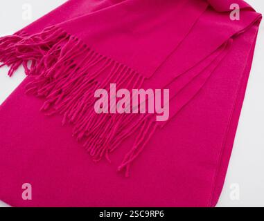 Parte di sciarpa rosa brillante o plaid con bordo con frange, vista laterale Foto Stock