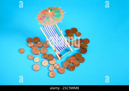 prezzi in aumento per vacanze e vacanze estive o concetto di gestione patrimoniale, un mucchio di monete, ombrellone e sdraio, copia gratuita dello spazio Foto Stock
