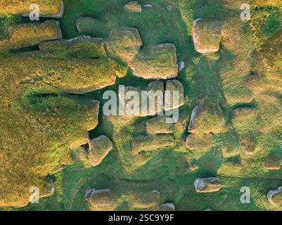 Meraviglie carsiche estoni: Paesaggio naturale unico in un letto di fiume. Foto Stock