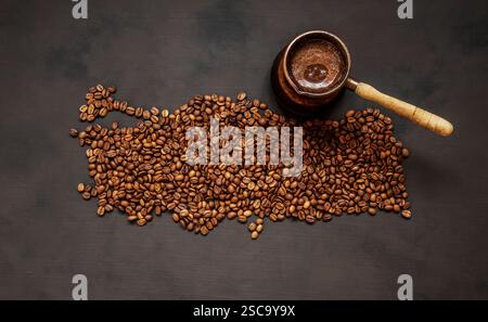 Concetto di caffè turco, mappa della turchia dei chicchi di caffè tostati, tradizionale caffè con bevanda calda in caffettiera di rame Foto Stock