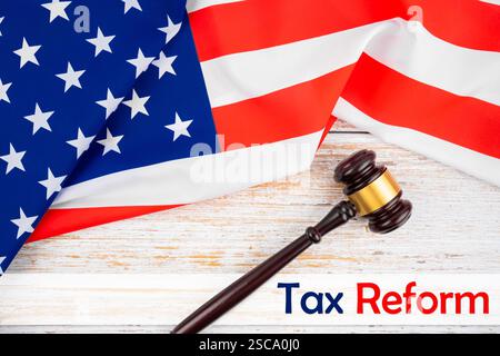Martelletto di legno e bandiera degli Stati Uniti d'America con riforma fiscale. Foto Stock