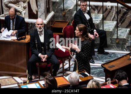 FRANCIA-POLITICA-GOVERNO-PARLAMENTO Charlotte Parmentier-Lecocq, ministro associato al ministro del lavoro, della salute, della solidarietà e della famiglia, responsabile dell'autonomia e della disabilità, in Parlamento. Parigi, 5 febbraio 2025. PARIGI ILE-DE-FRANCE FRANCIA COPYRIGHT: XANDREAXSAVORANIXNERIX FRANCE-POLITICS-GOVERNMENT-PARLI ASAVORANINERI-23 Foto Stock