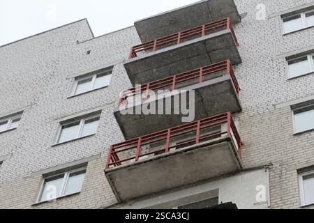 DNIPRO, UCRAINA - 5 FEBBRAIO 2025 - Un edificio a più piani danneggiato dai bombardamenti russi è attualmente sottoposto a restauro da parte del primo battaglione di costruzione femminile ucraino, Dnipro, Ucraina orientale (foto di Mykola Miakshykov/Ukrinform) Foto Stock