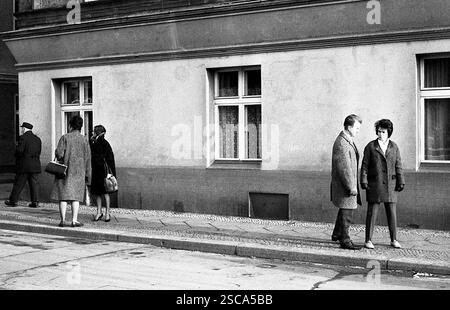 Inner-German-Permit-Meeting in East-Berlin. La figura mostra gli uomini e le donne al Steinstrasse cercando un pub. Foto Stock