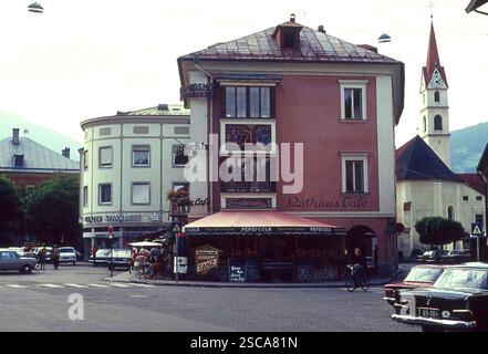 Vista sulla Rathausplatz nel Tirolo Orientale. Il Rathaus Cafe pubblicizza danze, Gösser birra fresca dal barile e Pepsi-Cola (Pepsi dà slancio). Sullo sfondo a sinistra si trova il Linzer Sparkasse, sulla destra si trova la torre della chiesa. Le auto Mercedes sono parcheggiate sulla piazza. [traduzione automatica] Foto Stock
