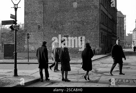Inner-German-Permit-Meeting in East-Berlin. La figura mostra gli uomini e le donne all'incrocio Steinstrasse Gormannstrasse cercando un pub. Foto Stock