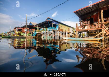 Villaggio galleggiante di Kampong Phluk con palafitte sul lago Tonle SAP in Cambogia. Foto Stock