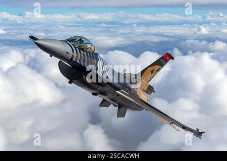 Air Force turca F-16 Fighting Falcon esibizione acrobatica in solitaria, nota come Solotürk, durante un servizio fotografico aria-aria. L'F-16 è alimentato da un motore Pratt & Whitney F100-PW-229 ed è uno dei caccia multiruolo più avanzati. Foto Stock