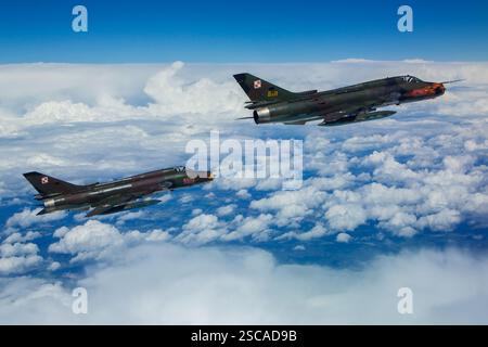 Un caccia-bombardiere Sukhoi su-22 dell'aeronautica militare polacca in volo durante un servizio fotografico aria-aria. Il su-22 è alimentato da un motore turbogetto Khatchaturov R-29BF-300. Foto Stock