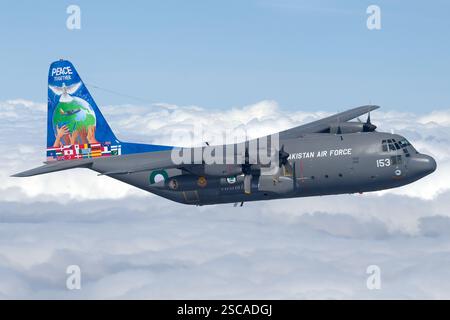 Pakistan Air Force C-130 Hercules in volo Foto Stock