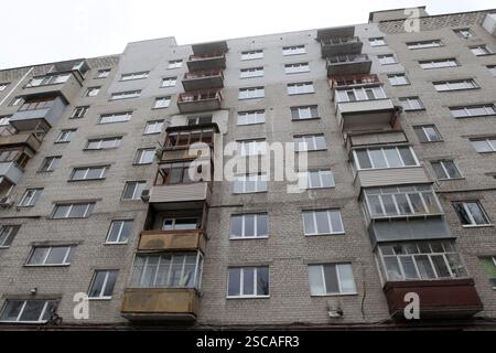 Non esclusiva: DNIPRO, UCRAINA - 5 FEBBRAIO 2025 - Un edificio a più piani danneggiato dai bombardamenti russi è attualmente sottoposto a restauro dalla prima U Foto Stock