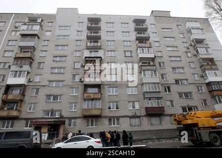 Non esclusiva: DNIPRO, UCRAINA - 5 FEBBRAIO 2025 - Un edificio a più piani danneggiato dai bombardamenti russi è attualmente sottoposto a restauro dalla prima U Foto Stock