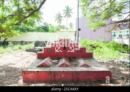 PONDICHERRY, INDIA - dicembre 2023: Tomba in un cimitero. Il comunismo è morto? Foto Stock