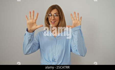 Giovane donna attraente con capelli biondi e occhiali che mostra il numero dieci con le dita su uno sfondo bianco isolato Foto Stock