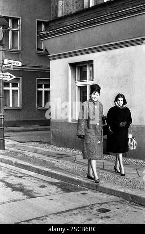Inner-German-Permit-Meeting in East-Berlin. La figura mostra le donne alla traversata Steinstrasse Gormannstrasse. Foto Stock